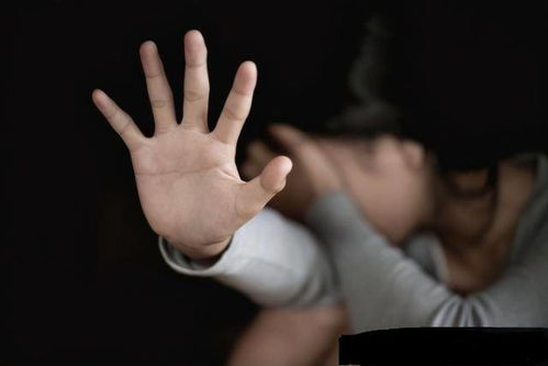 女子拍了下老公后背 手掌印清晰可见